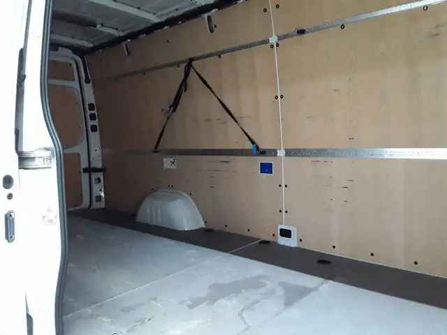 Mercedes-Benz Sprinter view 9