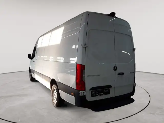 Mercedes-Benz Sprinter view 2