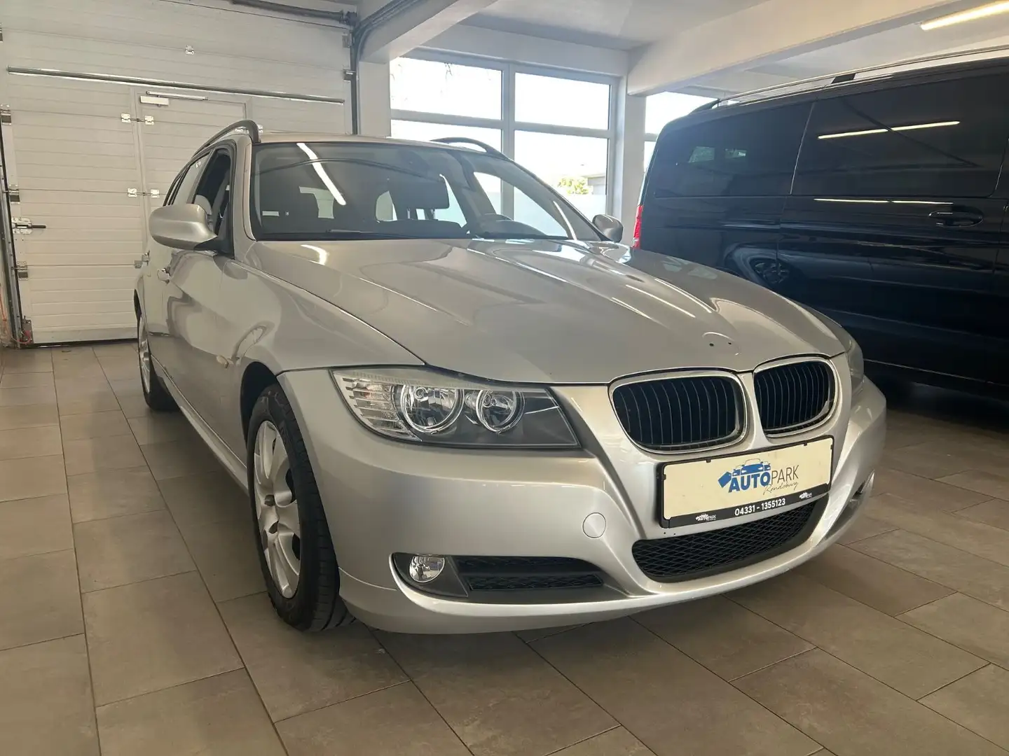 BMW 318 i Touring *Automatik *Panoramadach *Tempomat Silber - 2