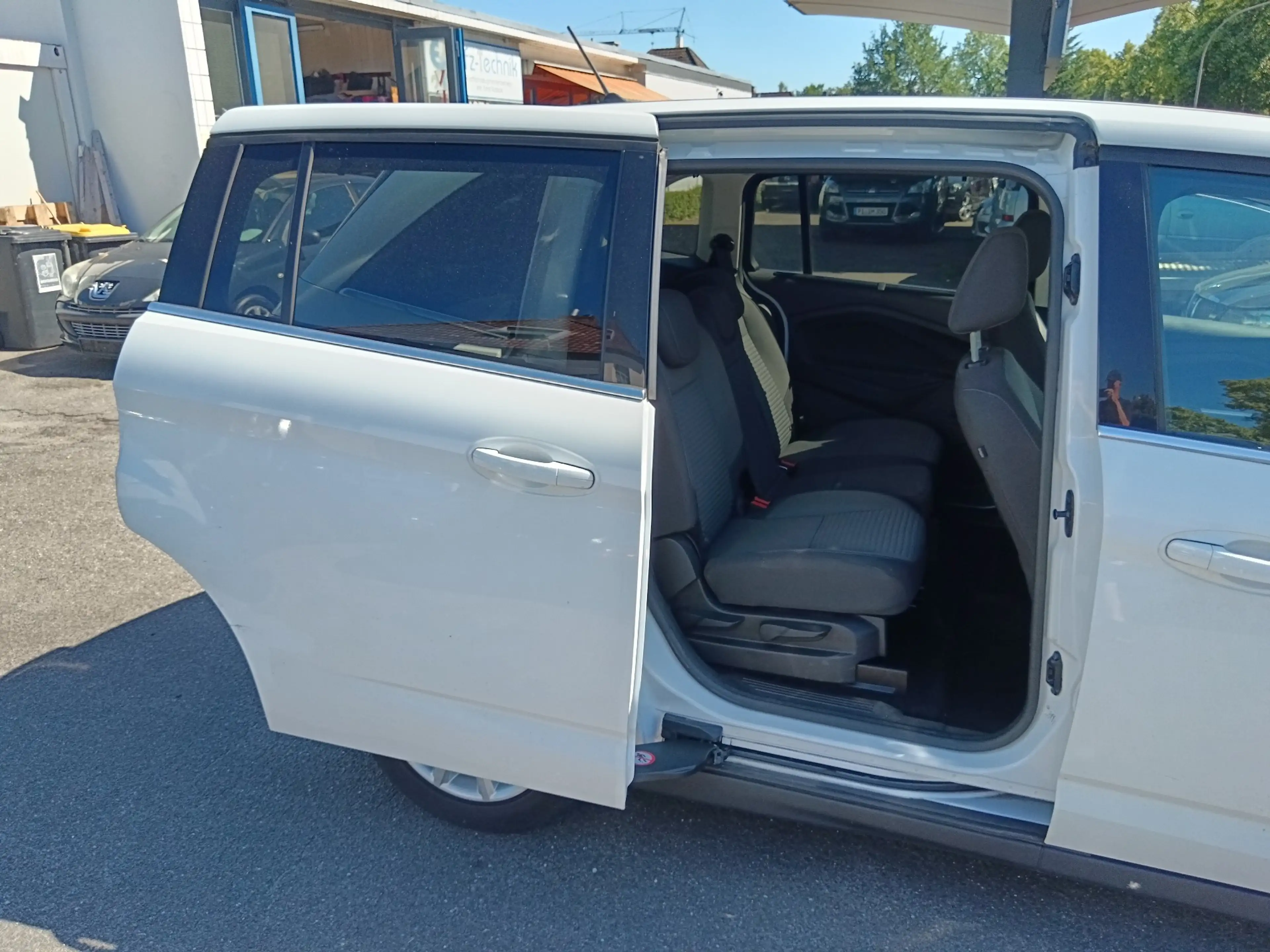 Ford Grand C-Max Titanium — photo 6
