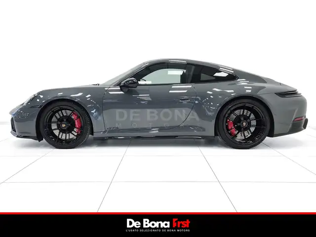 Porsche 911 view 3