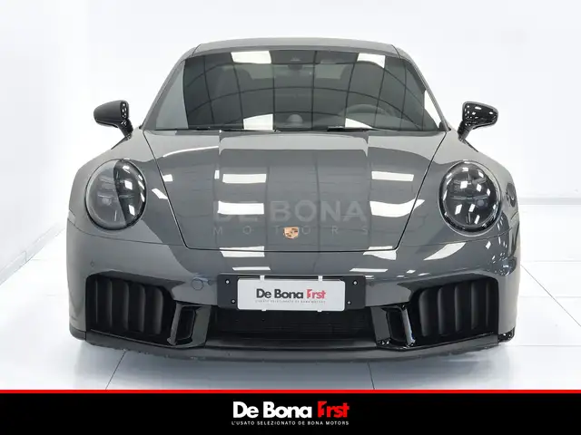 Porsche 911 view 6