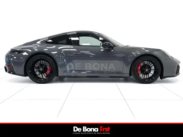Porsche 911 view 5
