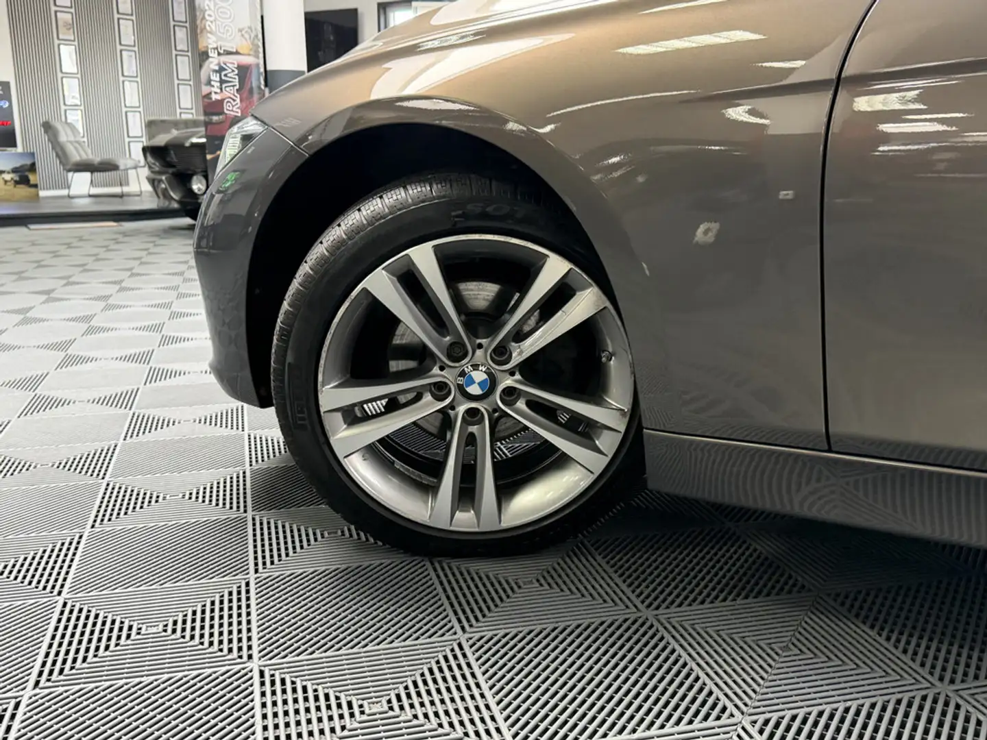 BMW 318 i Sport Line Shadow Individual Grijs - 2