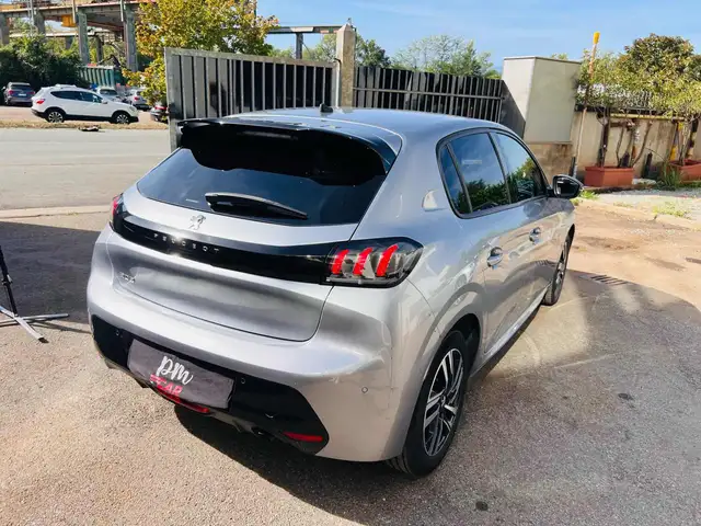 Peugeot 208 view 5