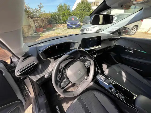 Peugeot 208 view 9