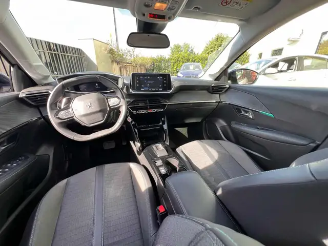 Peugeot 208 view 11