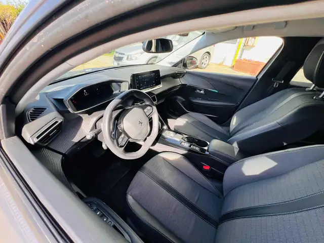 Peugeot 208 view 8