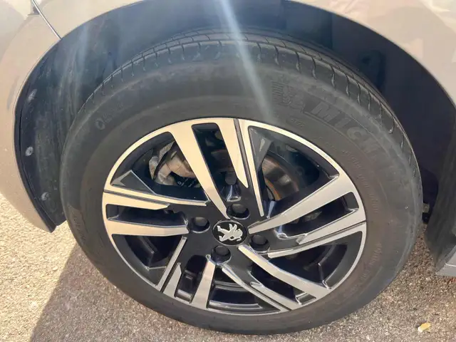 Peugeot 208 view 15