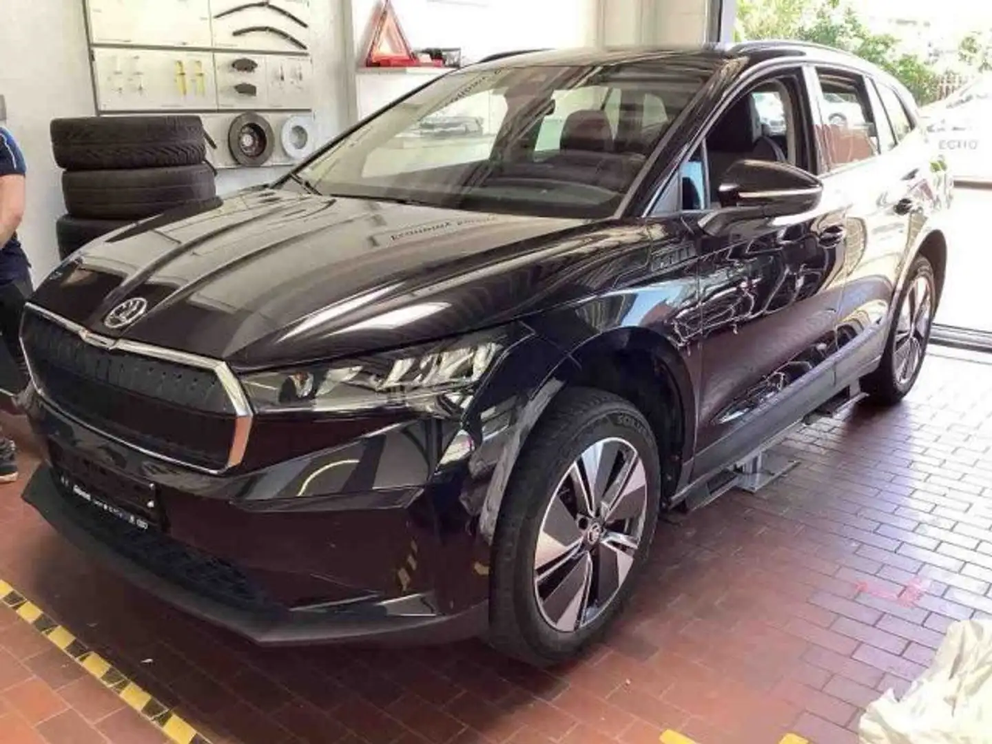 Skoda Enyaq iV60 Loft SHZ v+h Navi Ganzjahresreifen LED Schwarz - 1