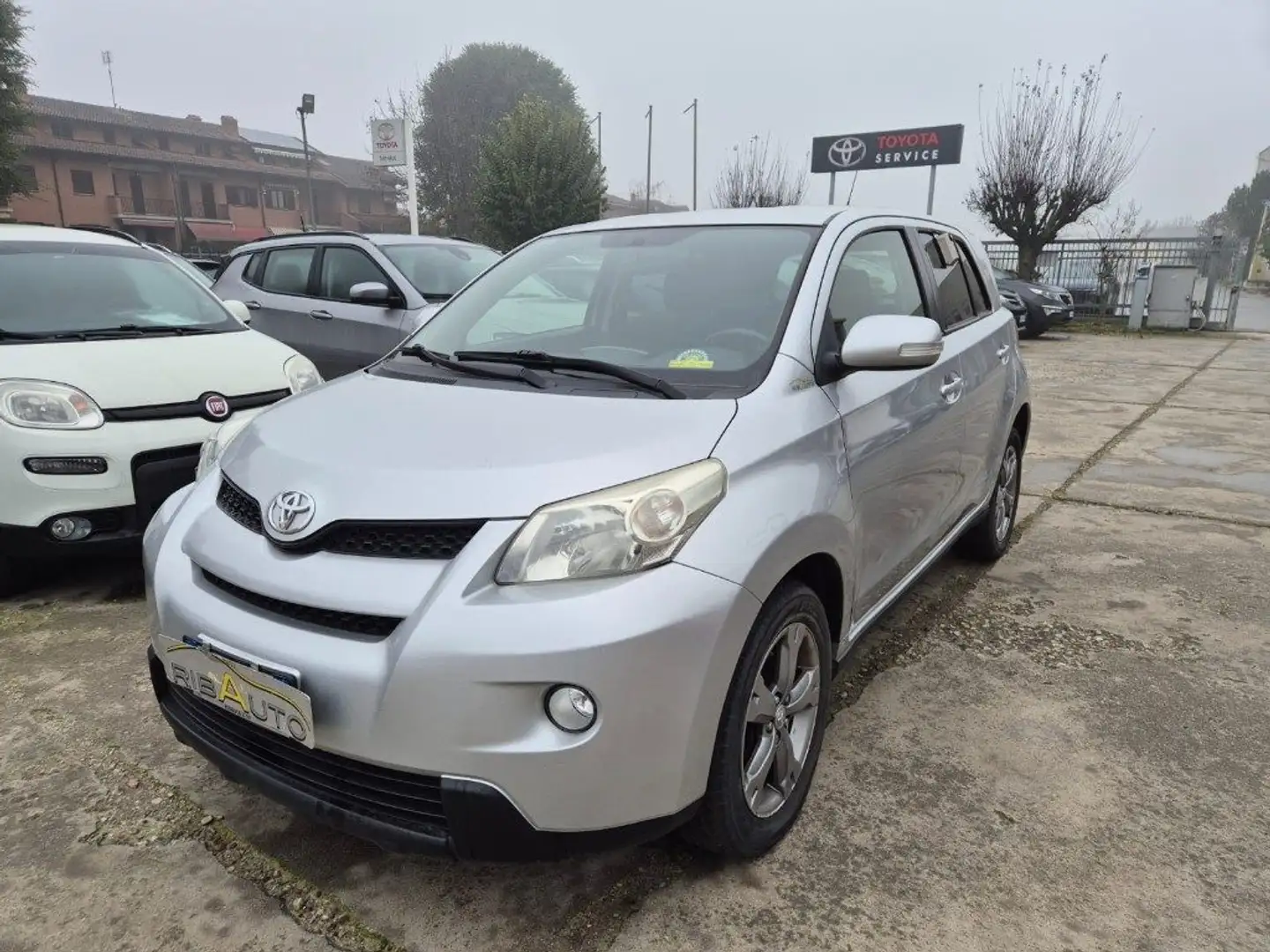 Toyota Urban Cruiser 1.4 D-4D AWD Active X Plateado - 1