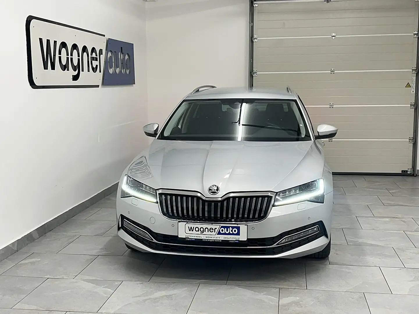 Skoda Superb Kombi 2,0 TDI Style.MATRIX LED/Navi/el.AHK/Suns... Silber - 1
