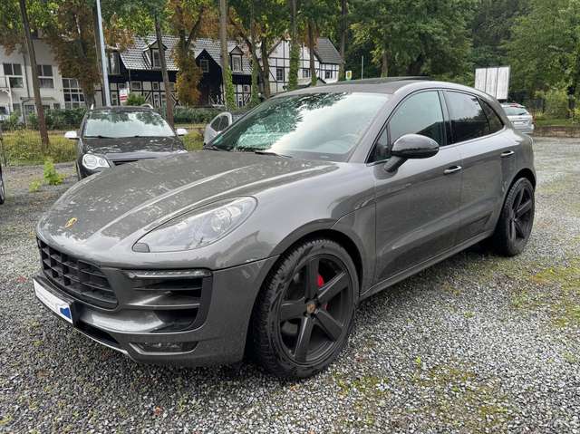 Imagine Porsche Macan Turbo