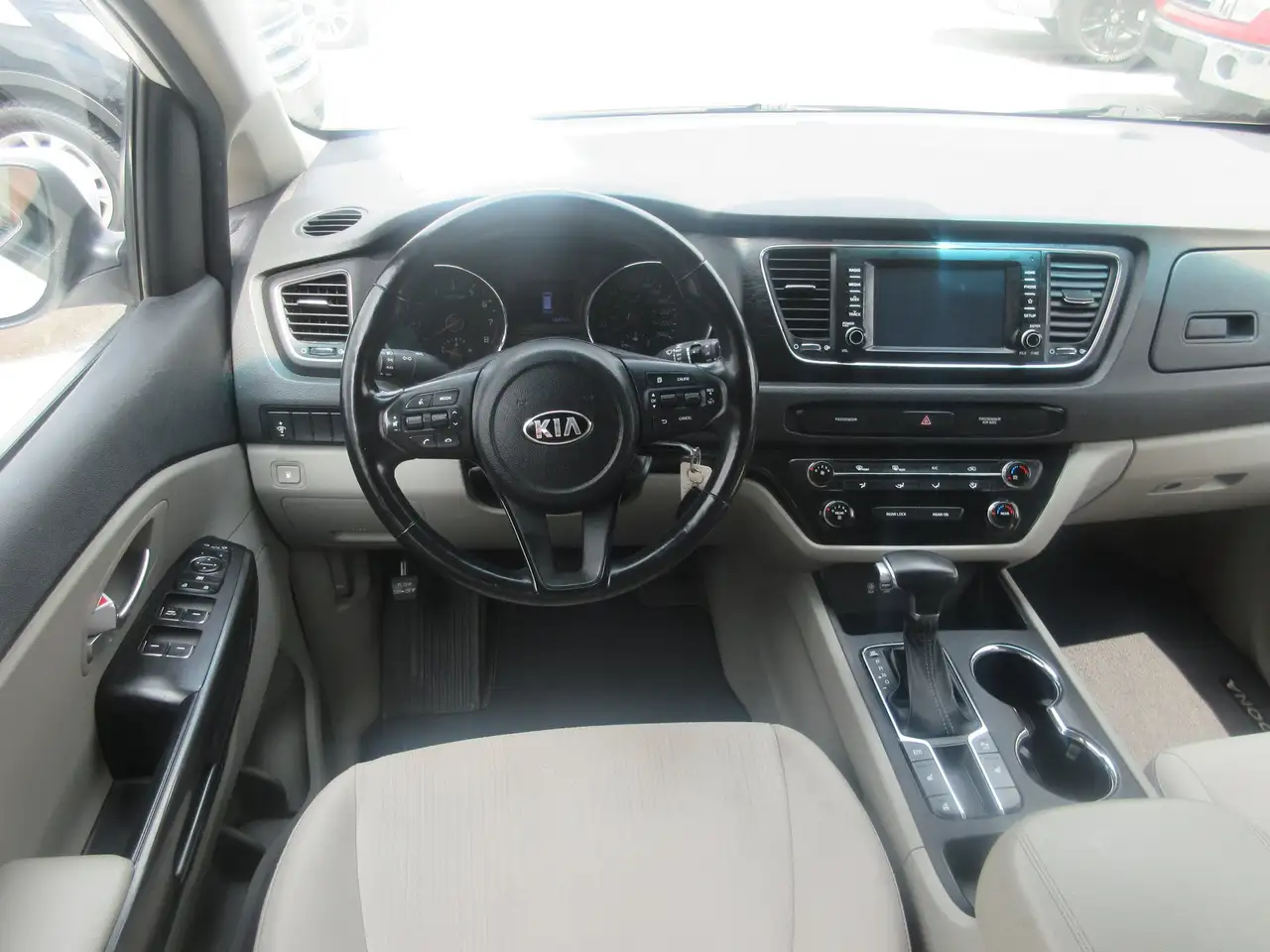Kia Sedona снимка Kia Sedona