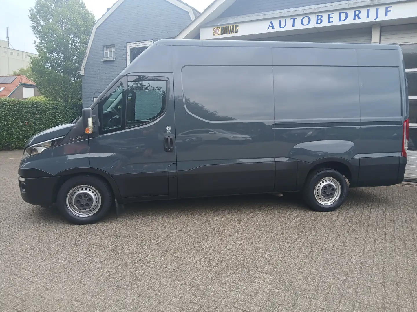 Iveco Daily 35S13V 2.3 352 H2 L2 / trekhaak / camera / 160 PK Grijs - 2