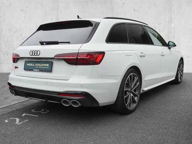 Audi S4 view 4