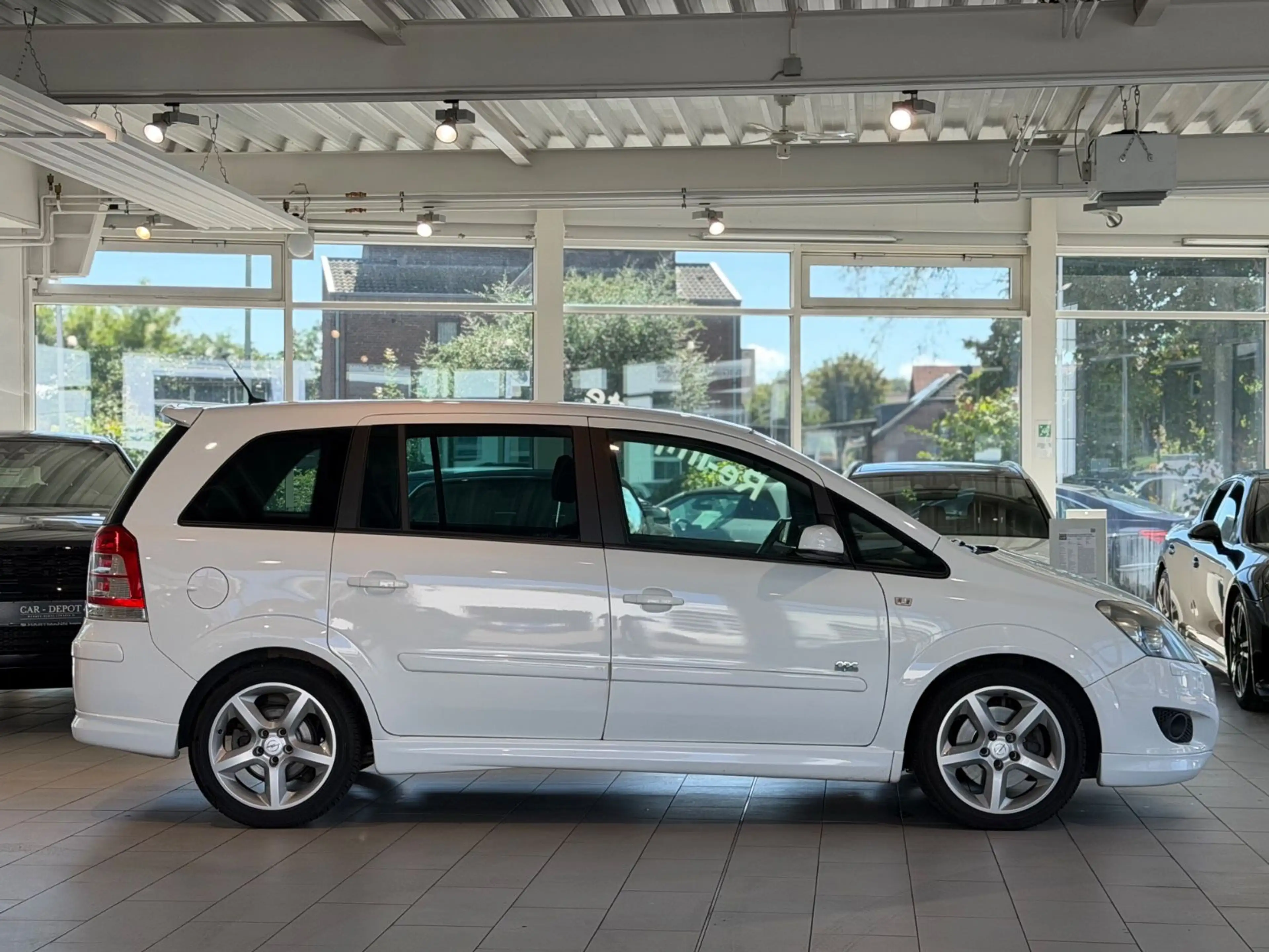 Opel Zafira B Sport*KLIMAAUT.*NAVI*7.SITZ*OPC*200PS* — photo 6