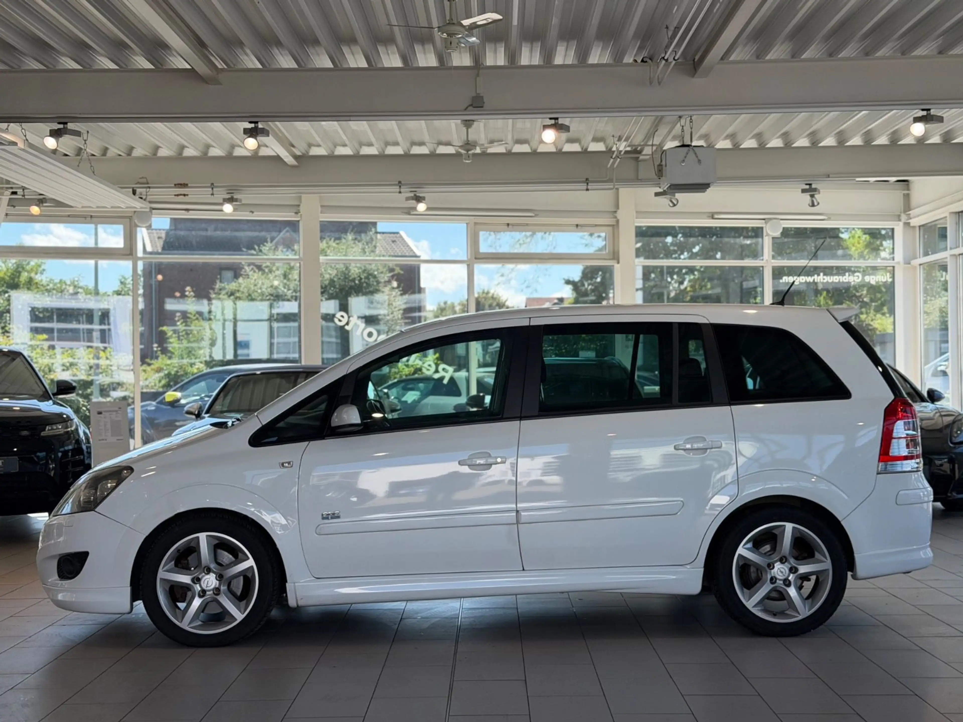 Opel Zafira B Sport*KLIMAAUT.*NAVI*7.SITZ*OPC*200PS* — photo 3