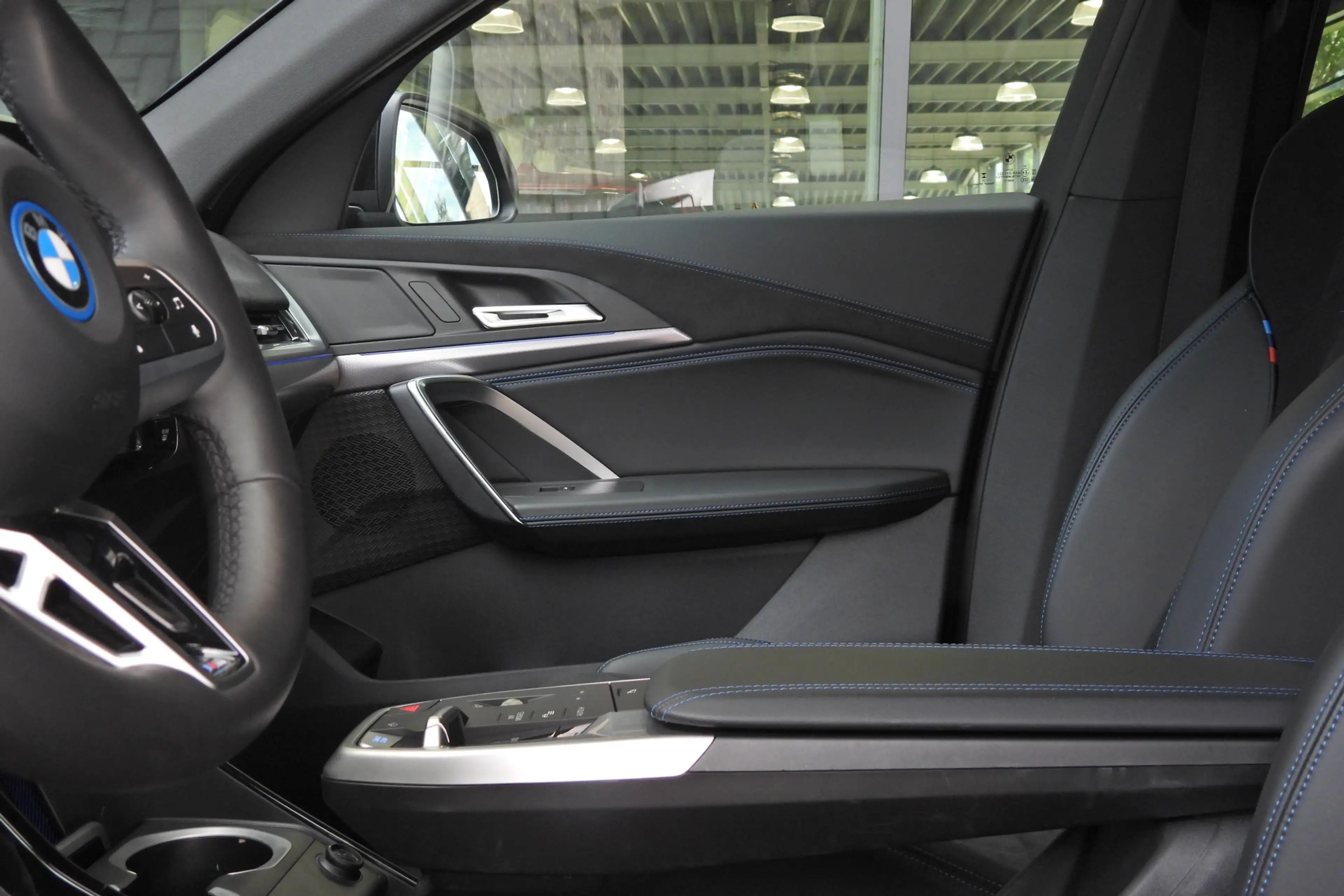 BMW iX2 xDrive30 M Sport / Comfort Access / Sportstoelen / — photo 15