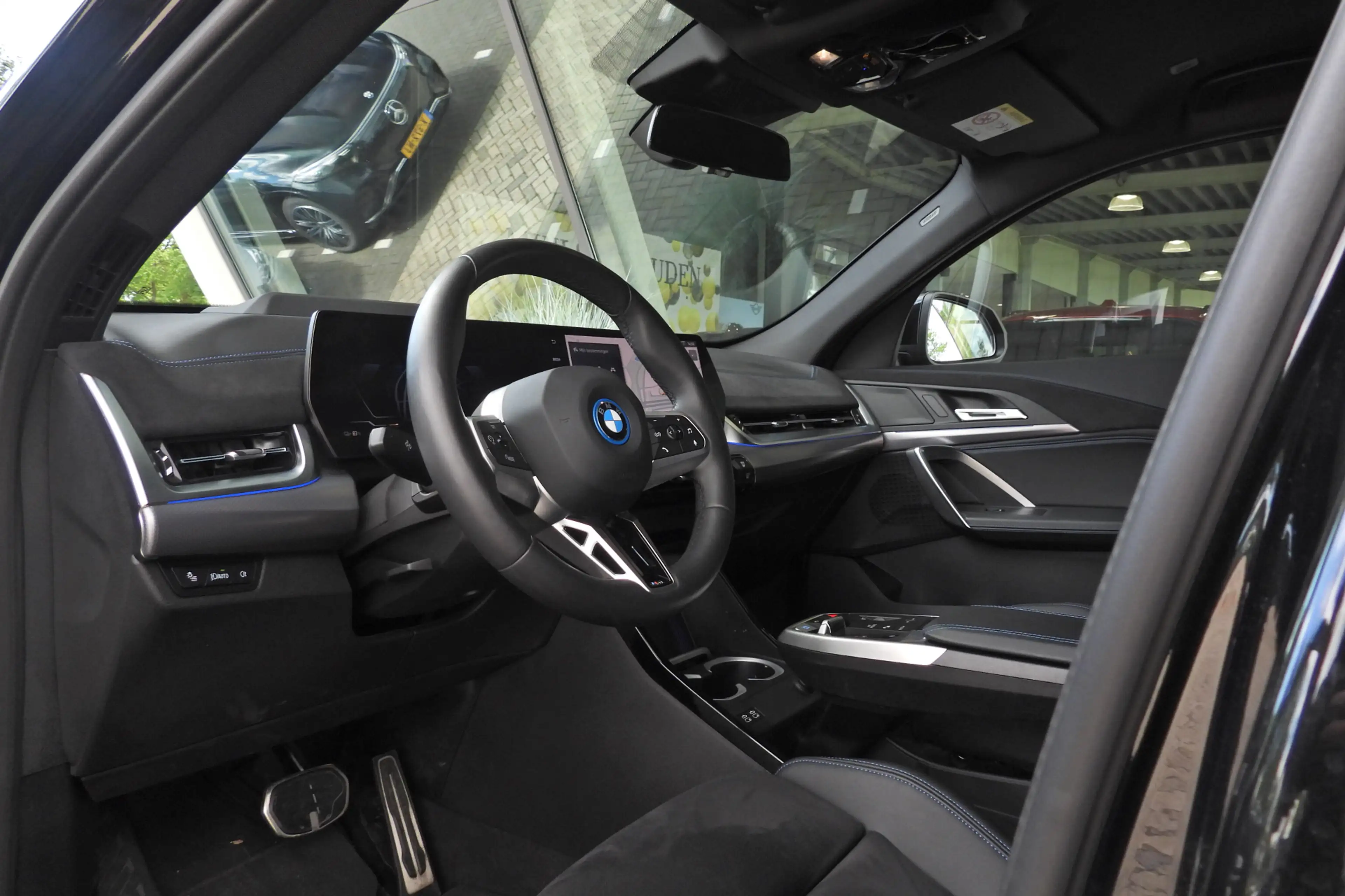 BMW iX2 xDrive30 M Sport / Comfort Access / Sportstoelen / — photo 11