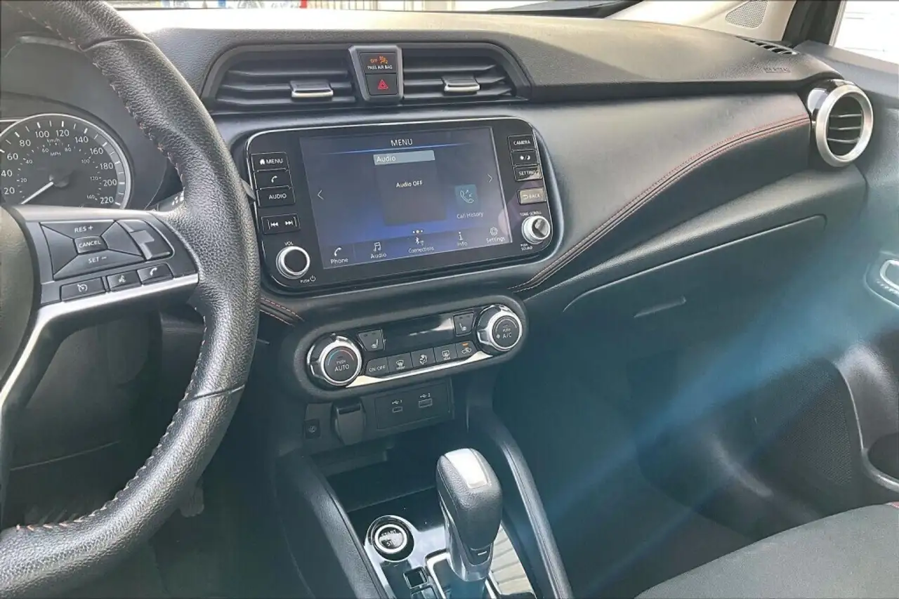 Nissan Versa снимка Nissan Versa