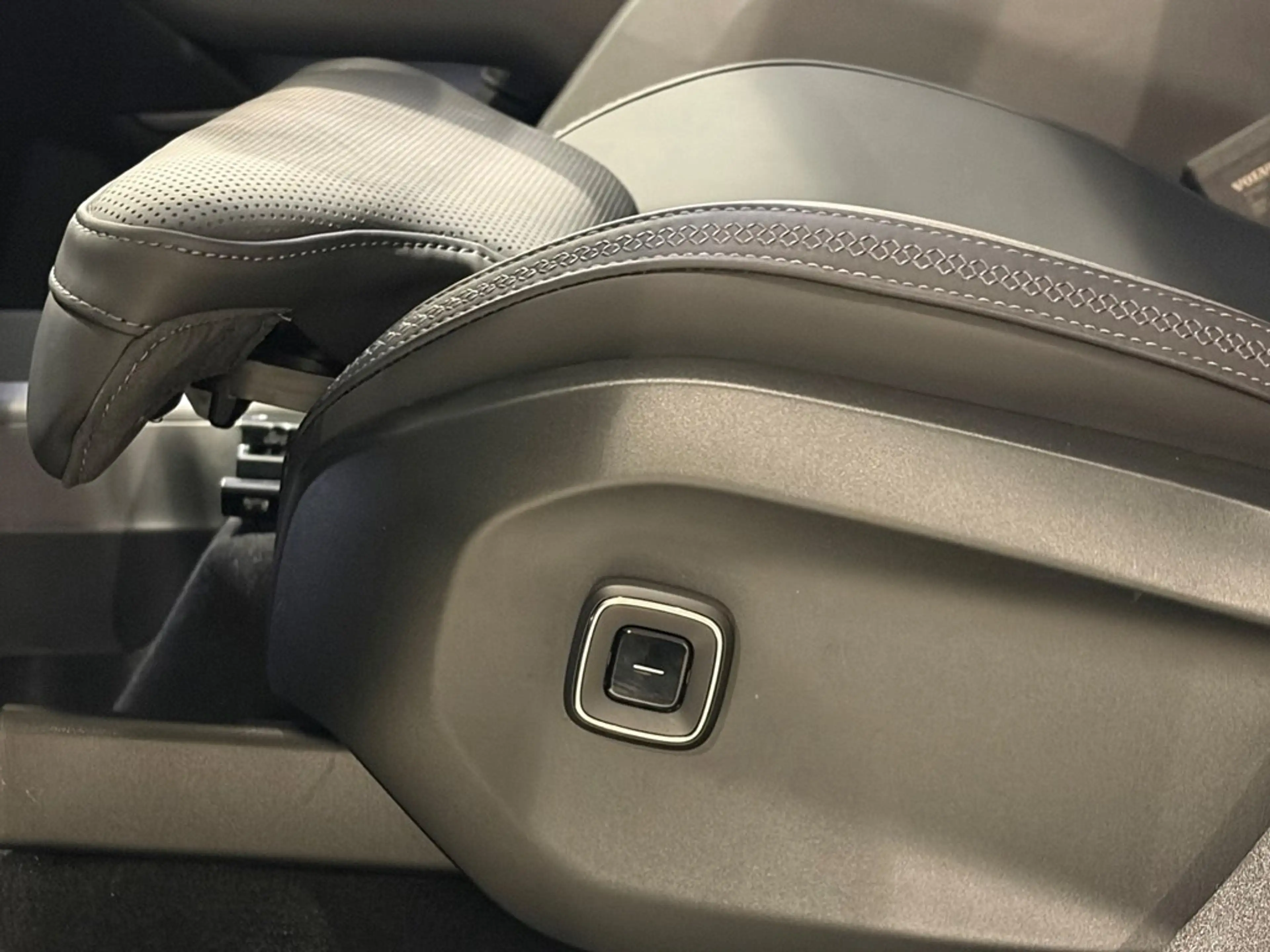 Volvo EX90 Ultra Twin Motor + LUCHTVERING/B&W — photo 6