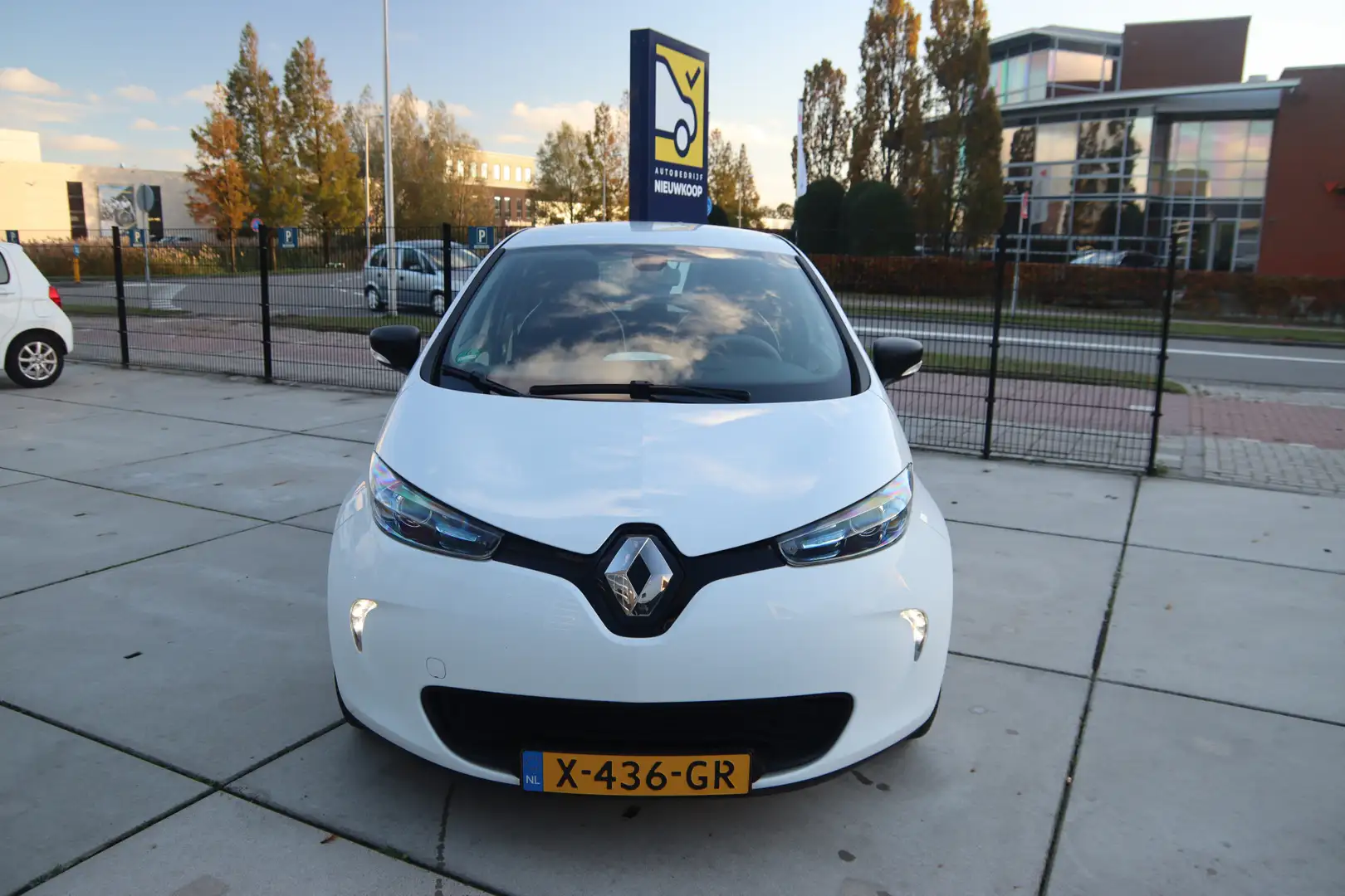 Renault ZOE € 2000 SUBSIDIE 22Kwh (ex Accu) R-link2, dealer on Wit - 2