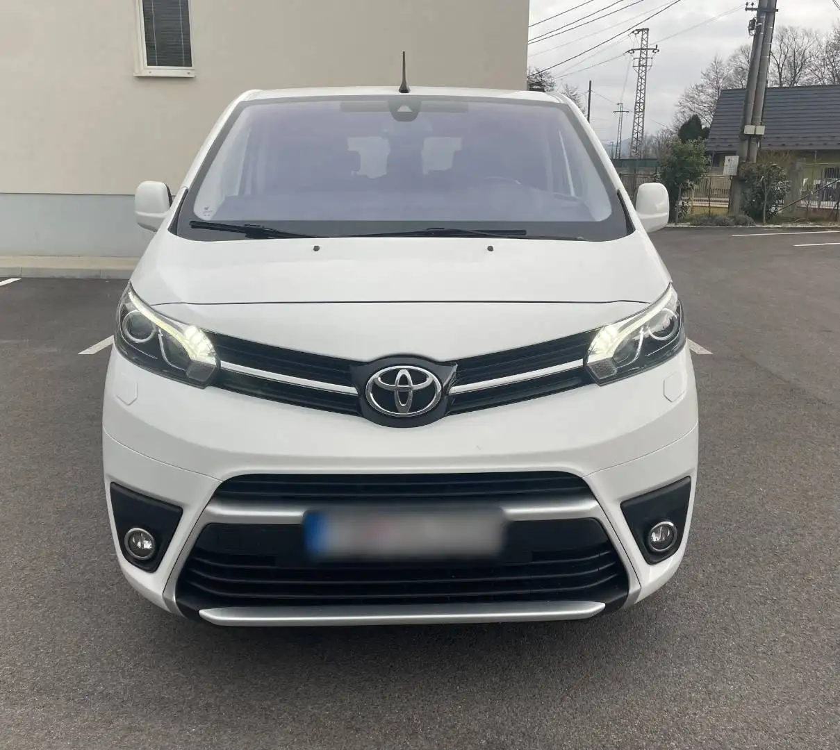 Toyota Proace 2.0-l-D-4D L2 (8-Si.) Autm. Verso Family Weiß - 1