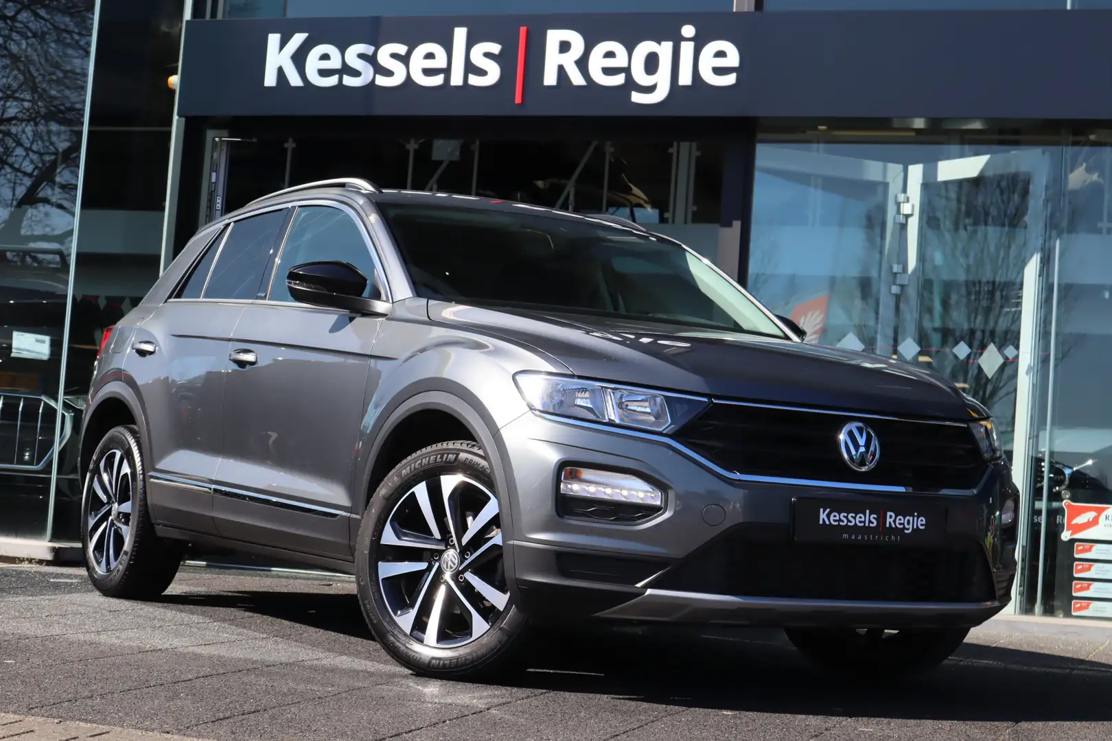 Volkswagen T-Roc 1.5 TSI 150pk DSG United Navi App Camera Grijs - 1