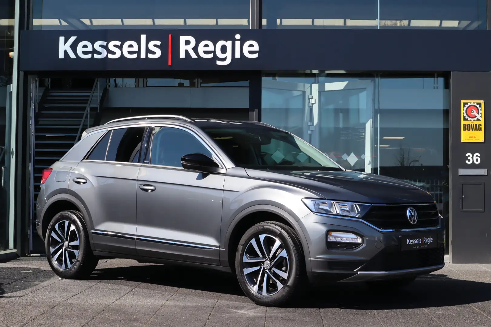 Volkswagen T-Roc 1.5 TSI 150pk DSG United Navi App Camera Grijs - 2