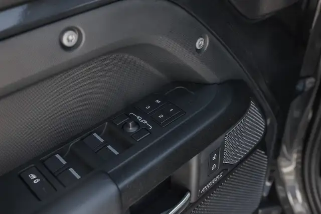 Land Rover Defender view 15