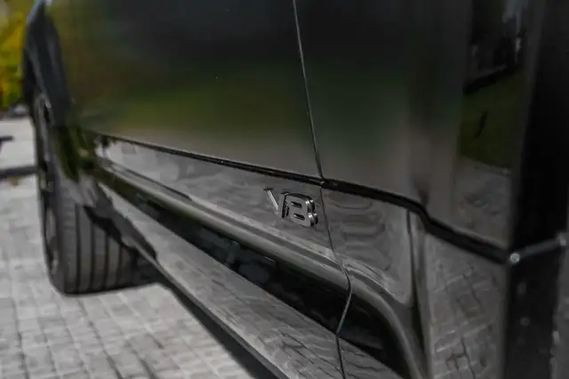 Land Rover Defender view 6