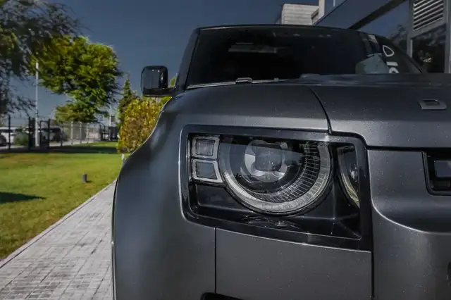 Land Rover Defender view 4
