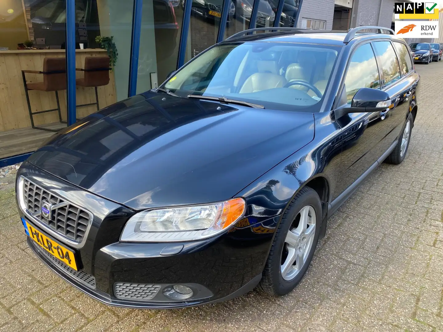 Volvo V70 2.0 Momentum Dealer onderhouden Zwart - 1