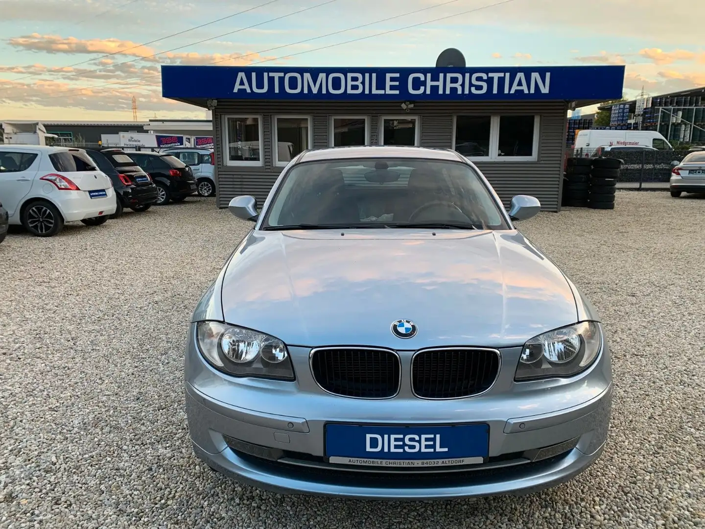 BMW 116 d Klimaautomatik Sitzheizung Tüv: 06/2027 Modrá - 1
