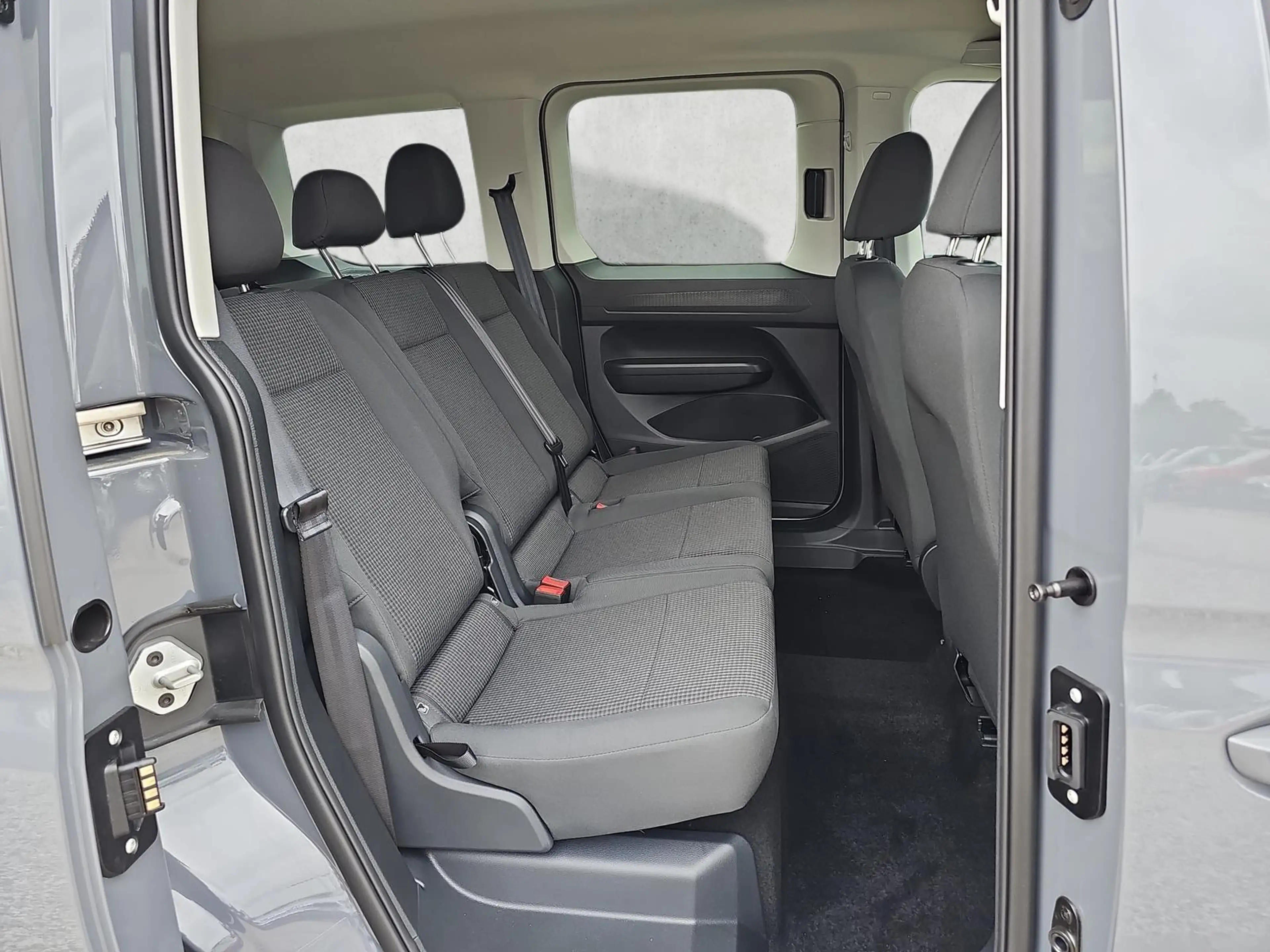 Volkswagen Caddy Basis 1.5 TSI DSG / ACC Winterpaket PDCh. 85 kW... — photo 13