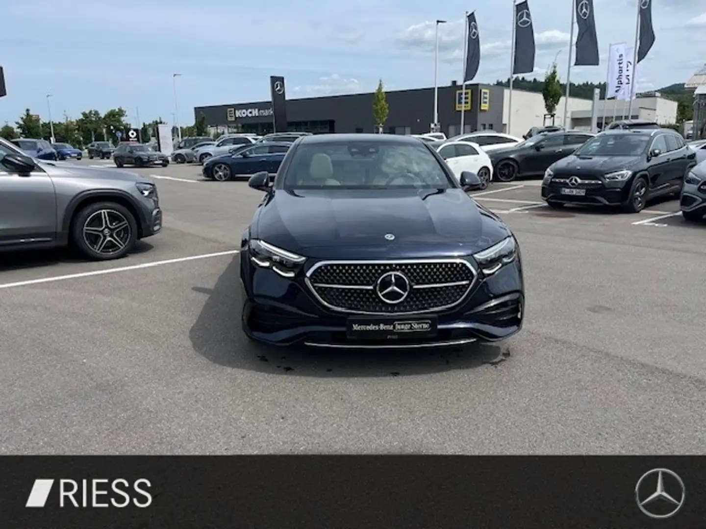 Mercedes-Benz E 220 d AMG Sport Superscreen Pano STH Burme AHK Bleu - 2