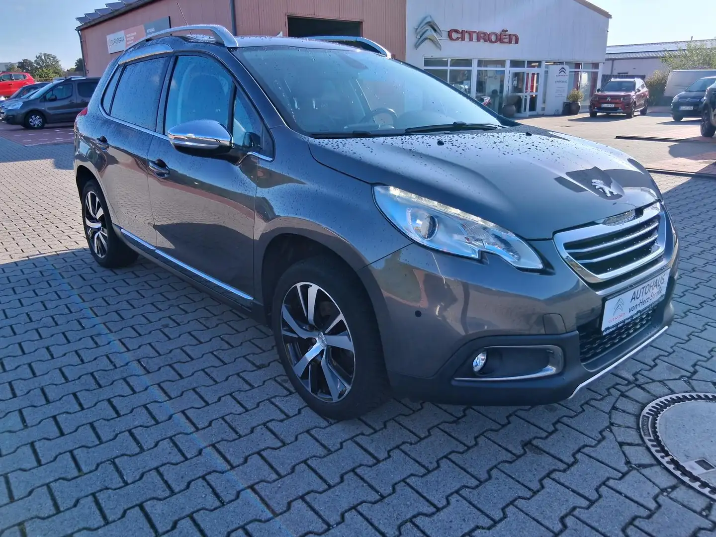 Peugeot 2008 Allure Metallic Grau - 2