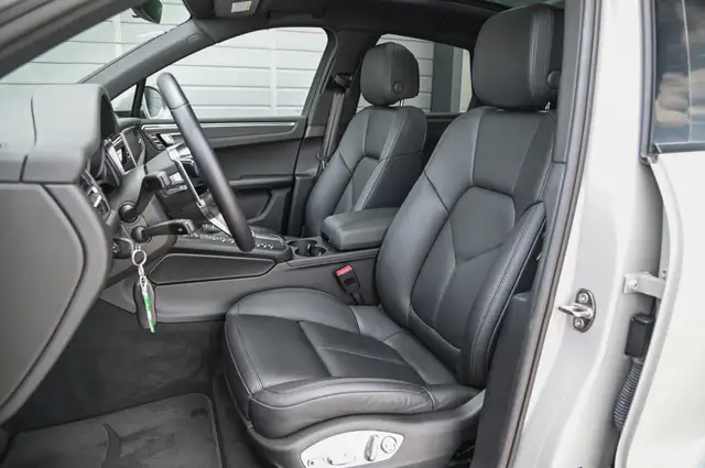 Porsche Macan view 12