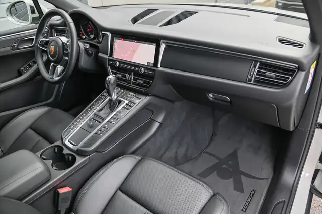 Porsche Macan view 11