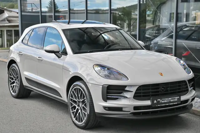Porsche Macan view 3