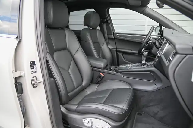 Porsche Macan view 13