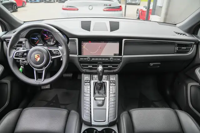 Porsche Macan view 10