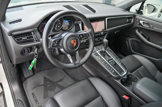 Porsche Macan view 9