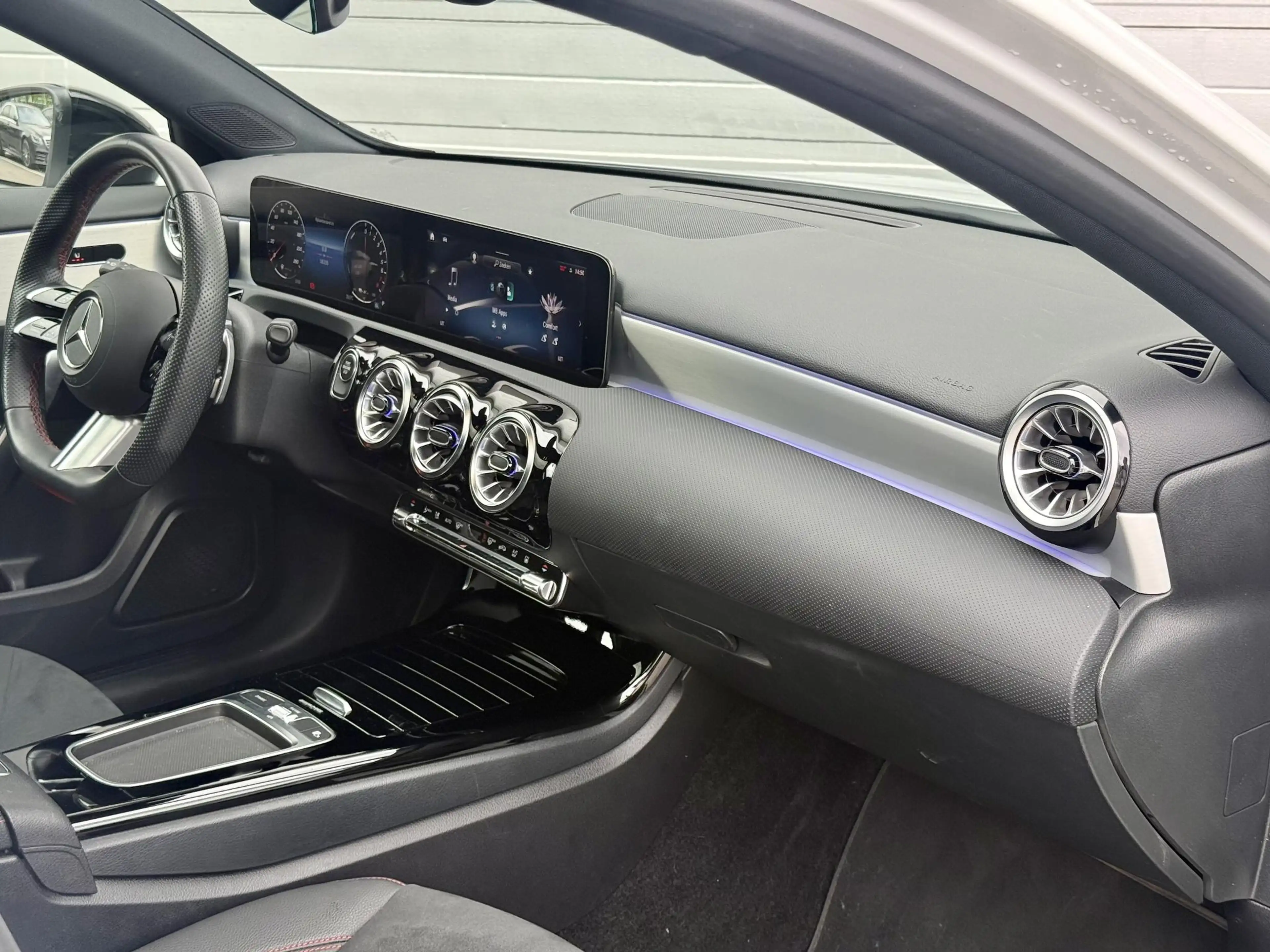 Mercedes-Benz A 250 e AMG Line — photo 3