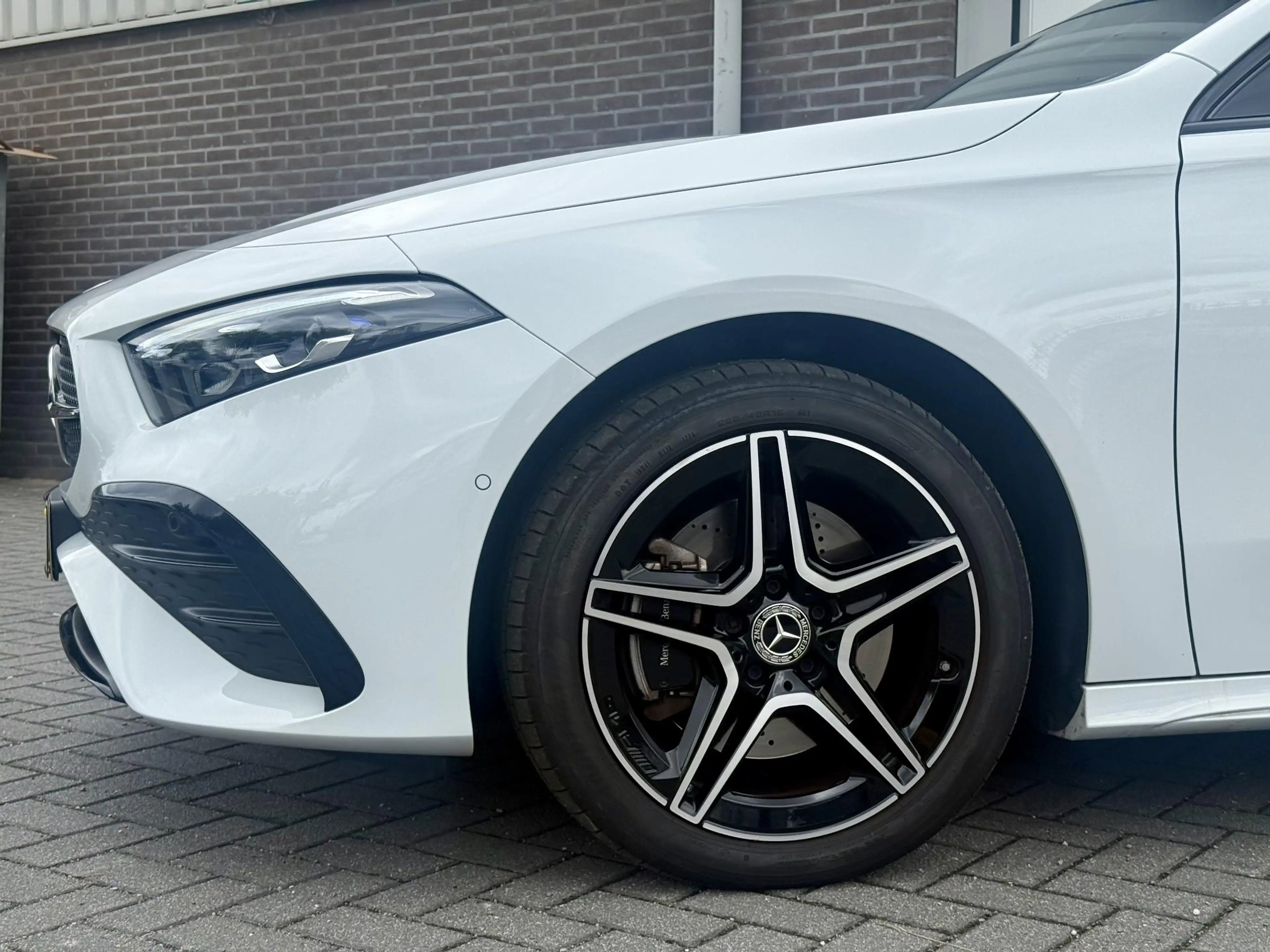 Mercedes-Benz A 250 e AMG Line — photo 6