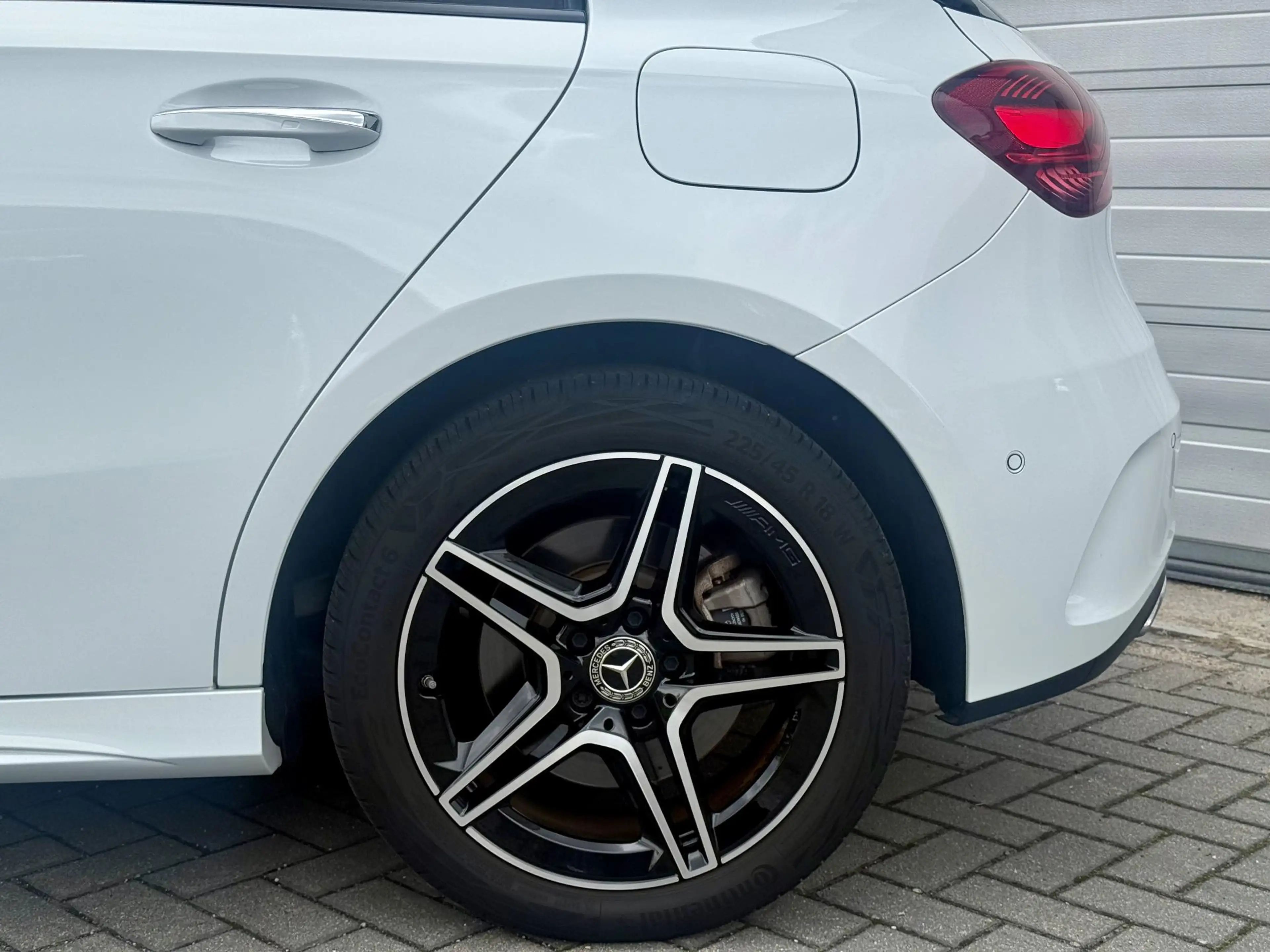 Mercedes-Benz A 250 e AMG Line — photo 7