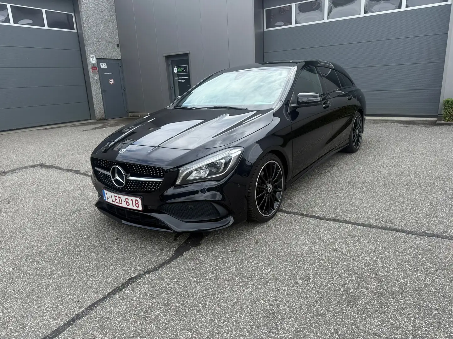 Mercedes-Benz CLA 180 CLA Shooting Brake 180 7G-DCT AMG Line Černá - 1