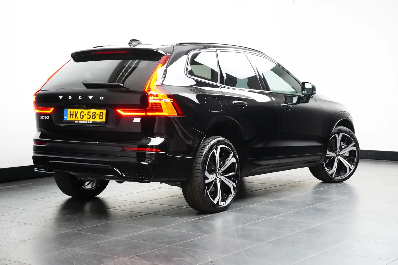 Volvo XC60 2.0 T6 Plug-in hybrid AWD Plus Dark | Panoramadak Zwart - 2