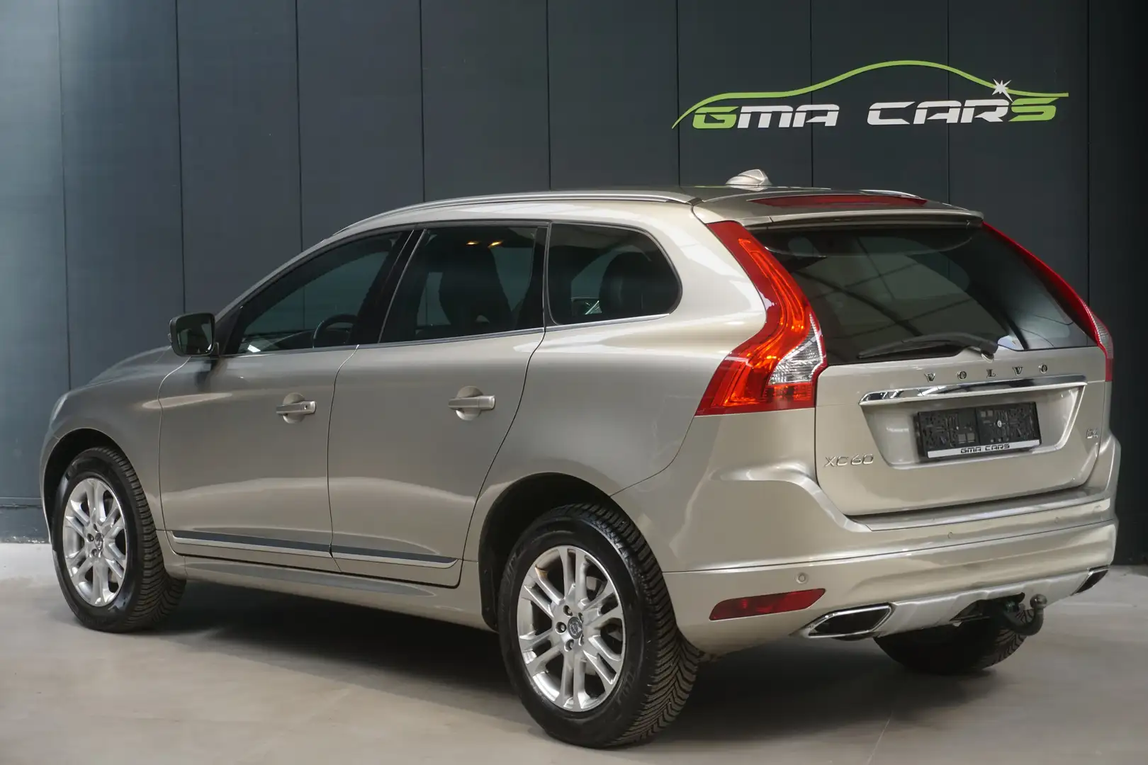 Volvo XC60 2.0 D4 Summum Navi-Airco-Euro 6B-Dodehoek-Garantie Beige - 2